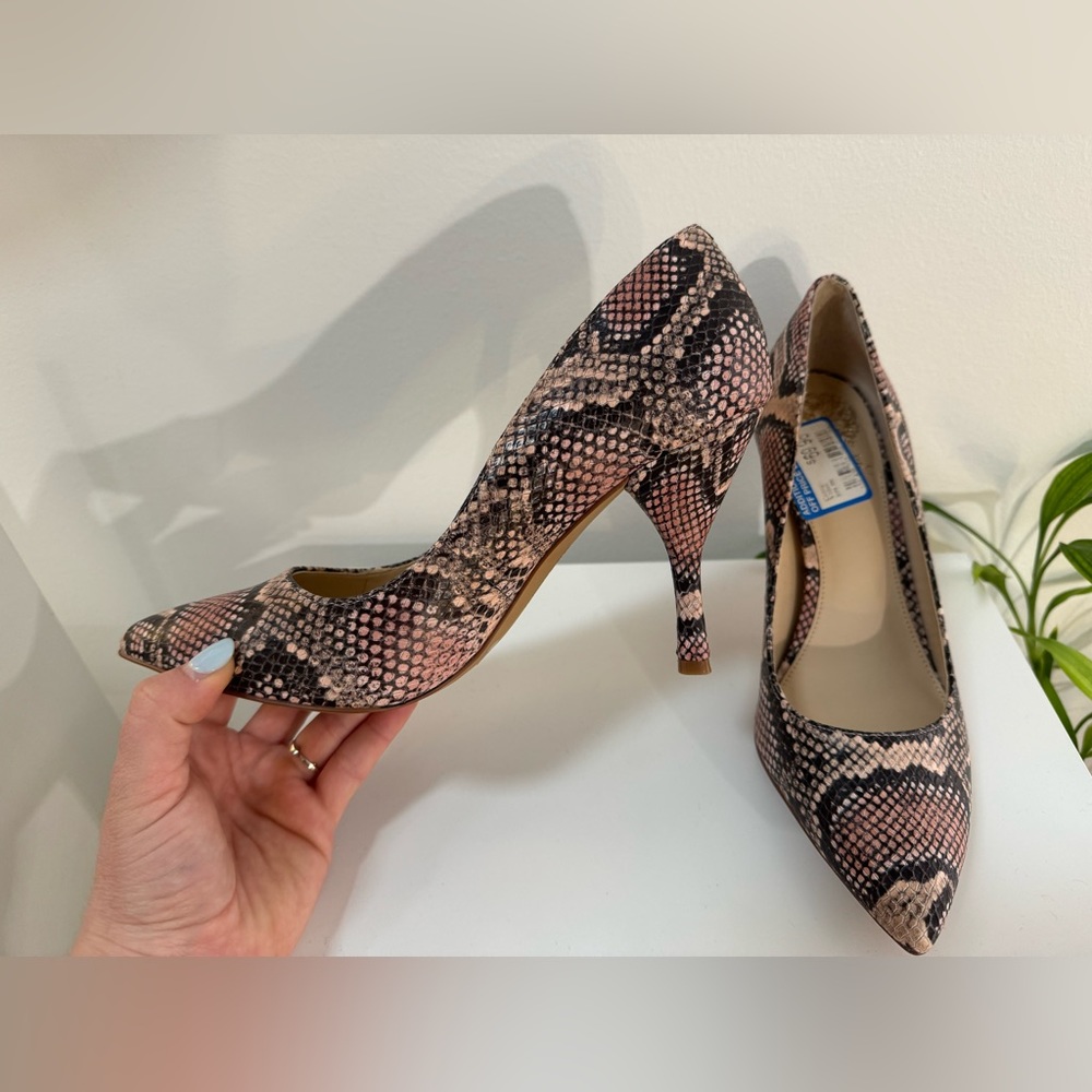 NWT never worn Vince Camuto Women’s snake print heels blush & black in size 7.5
